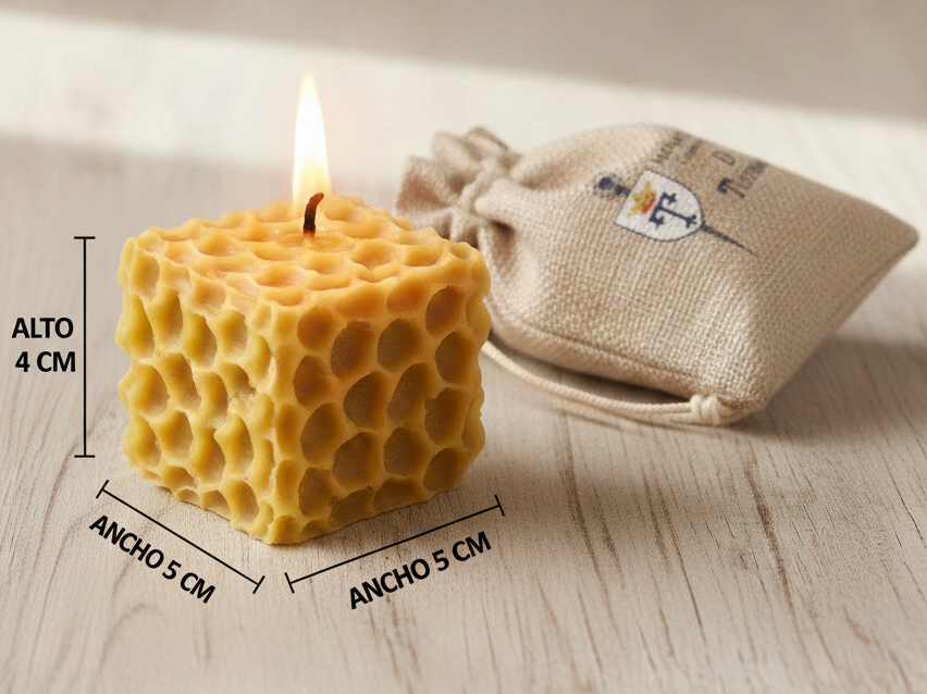 Vela artesanal de cera virgen tipo panal de abeja